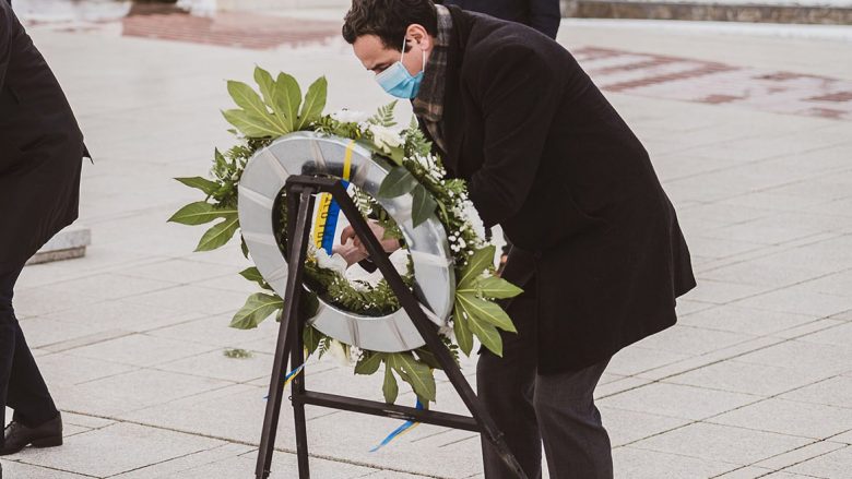 Kurti bashkë me ministrat sot bëjnë homazhe në Prekaz, Gllogjan, te varri i Rugovës dhe Demaçit