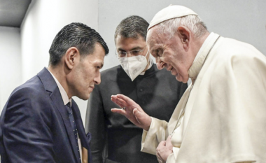 Papa Françesku takon babanë e Alan Kurdit, trevjeçarit që u mbyt duke kaluar Detin Mesdhe