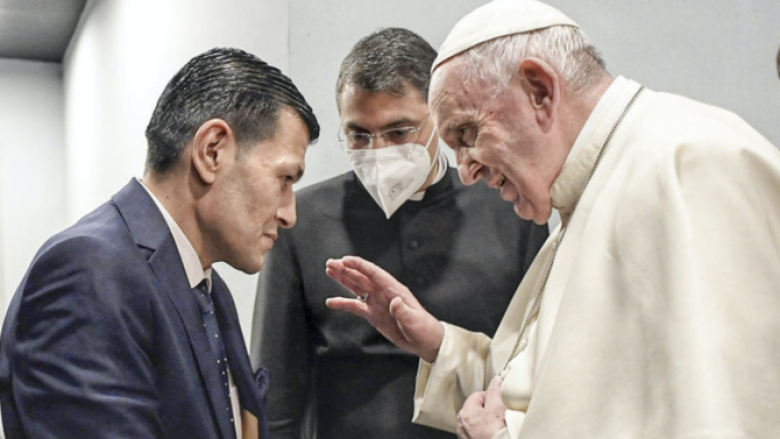 Papa Françesku takon babanë e Alan Kurdit, trevjeçarit që u mbyt duke kaluar Detin Mesdhe