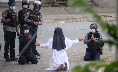 Një murgeshë në Mianmar gjunjëzohet para policisë: “Më vritni mua, jo fëmijët”