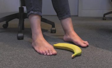 Një banane e pjekur është shpëtim për thembra të çara dhe shputa të lodhura