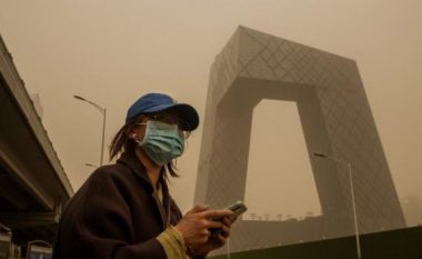 Stuhia e rërës në Pekin e kthen diellin në të kaltër