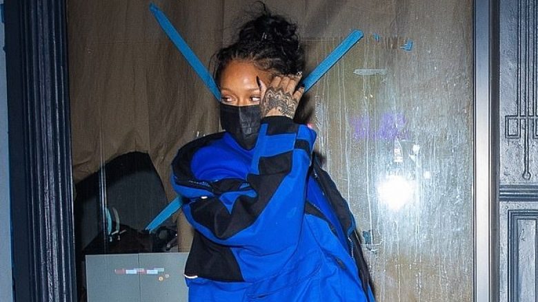 Rihanna shihet me një veshje interesante gjatë shëtitjes në New York