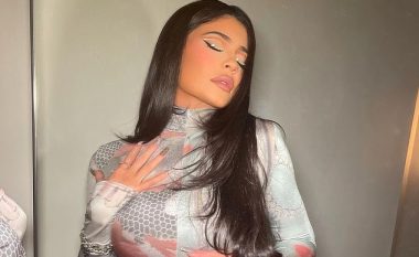 Kylie Jenner vjen me poza provokuese: Mund të më shikosh, por jo të më prekësh