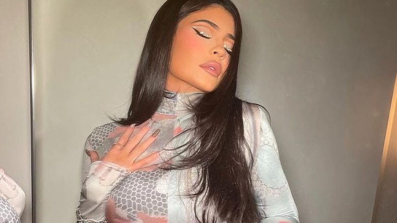 Kylie Jenner vjen me poza provokuese: Mund të më shikosh, por jo të më prekësh