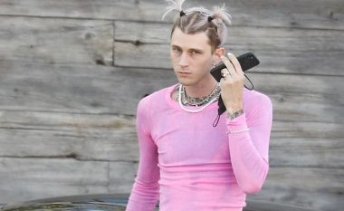 Me flokë dhe veshje rozë, Machine Gun Kelly tërheq vëmendjen gjatë shëtitjes në Malibu