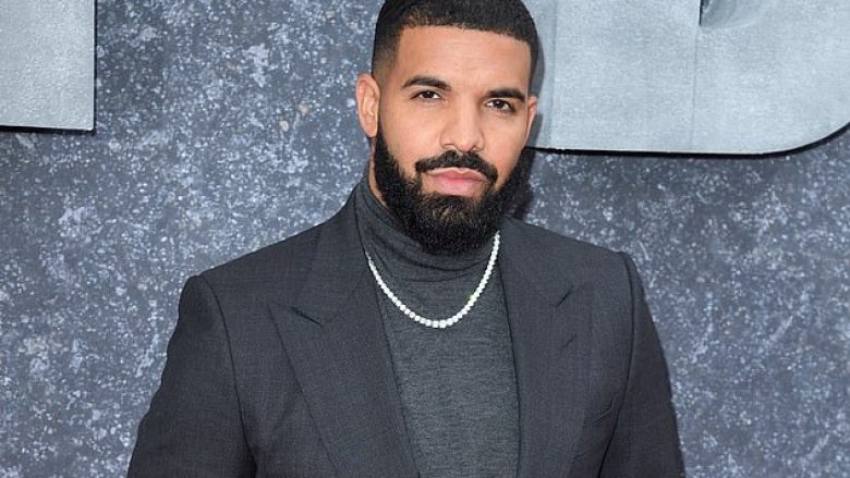 Drake bëhet artisti i parë që debuton me tre këngë në “Billboard Hot 100”