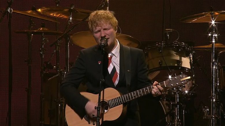 Ed Sheeran shpërthen me lot teksa performon këngën kushtuar vajzës së tij