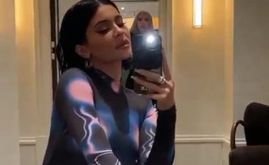 Kylie Jenner shkëlqen me veshjen e veçantë para se të darkojë në Nobu me motrën Kendall