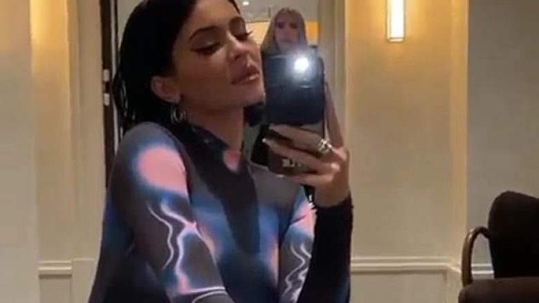 Kylie Jenner shkëlqen me veshjen e veçantë para se të darkojë në Nobu me motrën Kendall