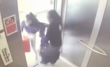 Reperi Quavo shihet duke e tërhequr zvarrë të dashurën në ashensor, pasi vendosën që të ndaheshin