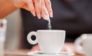Shtimi i një luge sheqeri në kafen tuaj të mëngjesit mund t’ju ndihmojë të humbni peshë