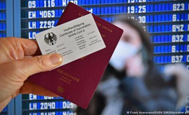 Pasaportat e vaksinave mund të kursejnë verën e Evropës, por vetëm për ata që kanë fat