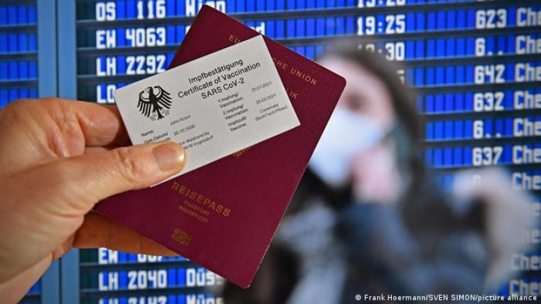 Pasaportat e vaksinave mund të kursejnë verën e Evropës, por vetëm për ata që kanë fat