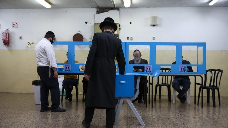 Hapen qendrat e votimit, izraelitët votojnë për herë të katërt në dy vjet