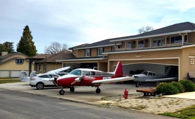 Si është të jetosh në Cameron Airpark të Kalifornisë, e krijuar për pilotët – shtëpitë e të cilëve kanë hangarë si garazhe