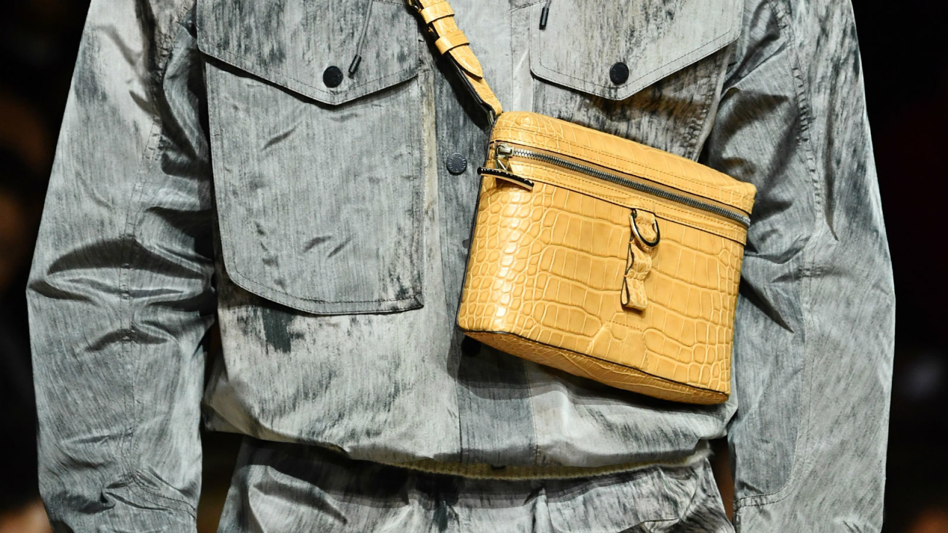 Praktike dhe moderne: Çantat e meshkujve të cilat mund t’i bartni në krahë