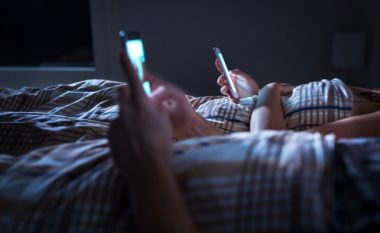 Pse nuk duhet t’a mbani telefonin në shtrat kur flini?