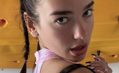 Dua Lipa shfaq linjat trupore me fundin e shkurtër, mahnit ndjekësit në rrjete sociale