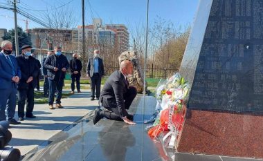 Haradinaj homazhe te Kompleksi memorial i familjes Berisha: Ta dinë brezat e rinj se liria dhe shteti e ka çmimin e vet