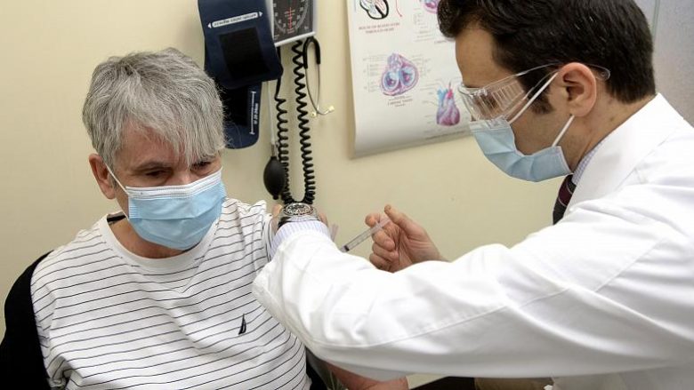 Kanadaja pezullon përdorimin e vaksinës kundër COVID-19 të AstraZeneca – për njerëzit nën 55 vjeç