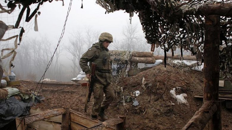 Katër ushtarë të vrarë në një “bombardim” në Ukrainën lindore