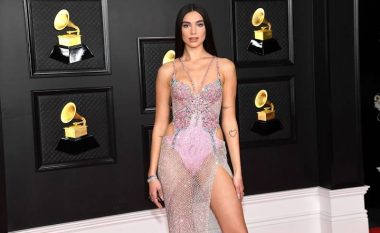 Dua Lipa shkëlqen në tapetin e kuq të “Grammy Awards 2021”, duket provokuese me fustanin rrjetë