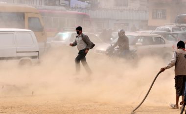 Nepali mbyll shkollat shkaku i ajrit të ndotur