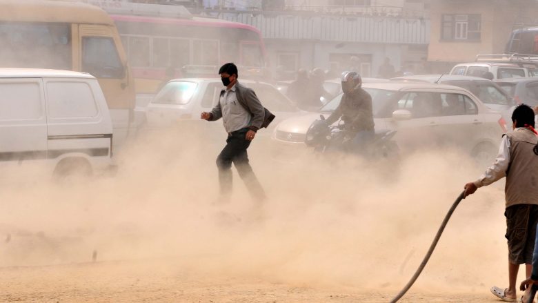 Nepali mbyll shkollat shkaku i ajrit të ndotur