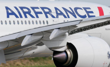 Aeroplani i Air France bëri ulje emergjente në Sofje pasi një pasagjer sulmoi stjuardesën dhe goditi derën e kabinës