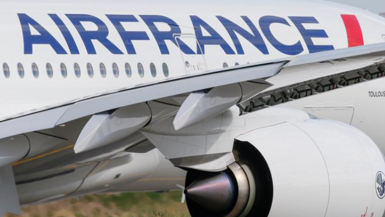 Aeroplani i Air France bëri ulje emergjente në Sofje pasi një pasagjer sulmoi stjuardesën dhe goditi derën e kabinës
