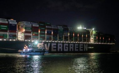 Vazhdojnë përpjekjet për zhvendosjen e anijes së bllokuar në Kanalin e Suezit
