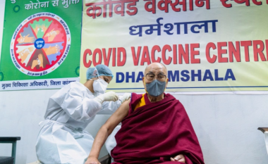 Dalai Lama mori dozën e parë të vaksinës kundër COVID-19, inkurajon njerëzit që të vaksinohen