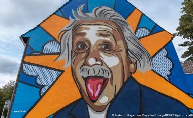 Përse Ajnshtajni nxjerr gjuhën?