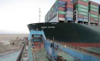 Anija “Ever Given” e bllokuar te Kanali i Suezit vihet në lëvizje