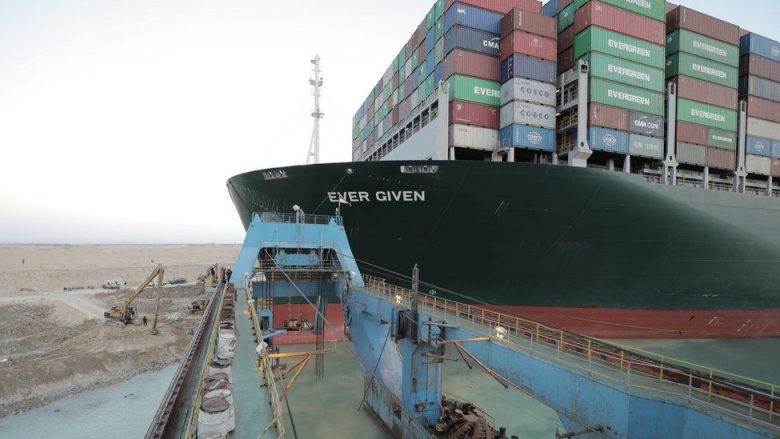 Anija “Ever Given” e bllokuar te Kanali i Suezit vihet në lëvizje