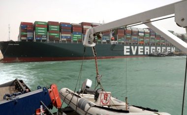 Anija “Ever Given” te Kanali i Suezit mund të zhbllokohet të shtunën