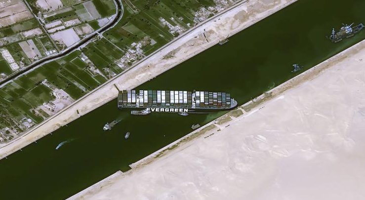 Deri në 20 mijë metra kub rëre duhet të hiqen për ta zhbllokuar anijen te Kanali i Suezit