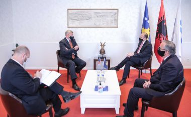 Kosnett takohet me Hoxhajn e Haradinajn: Interesat e qytetarëve të vendosen para atyre partiake