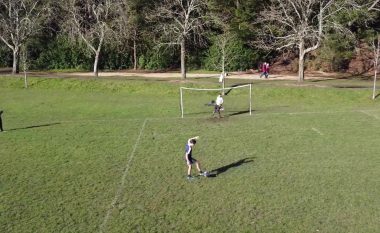 Djali shkoi ta kthente topin në fushë, u bë viral për shkak të mënyrës se si e bëri atë