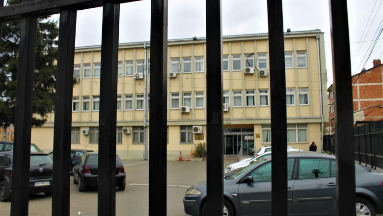 Një muaj paraburgim për babë e bir nga Prizreni, rrahën një nxënës brenda orës mësimore