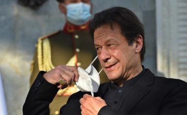 Kryeministri i Pakistanit infektohet me COVID-19 dy ditë pasi mori vaksinën kineze ‘Sinopharm’