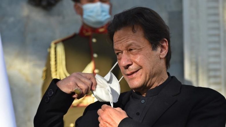 Kryeministri i Pakistanit infektohet me COVID-19 dy ditë pasi mori vaksinën kineze ‘Sinopharm’