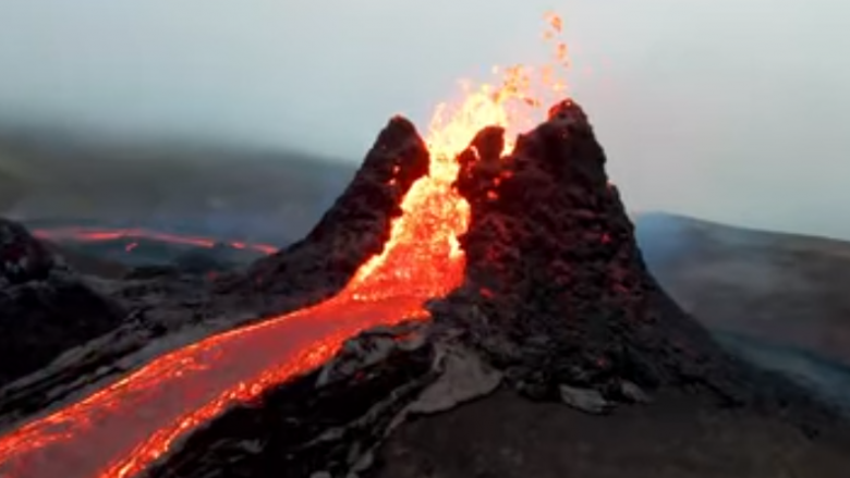 Vullkani që shpërtheu për herë të parë në 6,000 vjet në Islandë – pamjet e jashtëzakonshme me dron të “lumit” me lavë