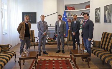 Ministri Hajrulla Çeku priti drejtuesit e ri të KOK-ut