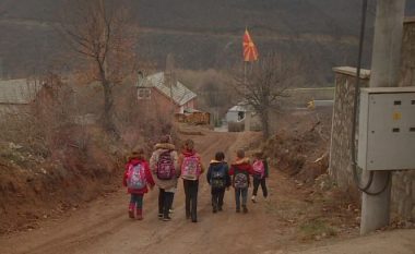 Nuk ka shkollë për nxënësit e lagjes Bardhi në Maqedoni, vazhdojnë të mësojnë në Kosovë