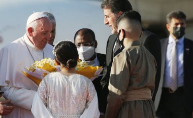 Papa Françesku viziton rajonet e Irakut që dikur kishin qenë të uzurpuara nga ISIS