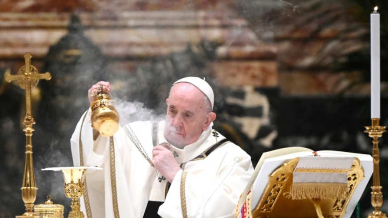 Papa Françesku kërkon që të rriten përpjekjet për arritjen e paqes në Siri