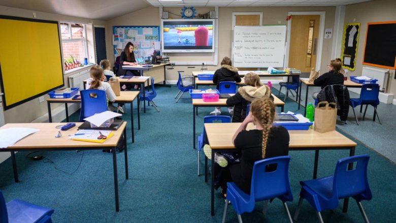 Fëmijët në Angli kthehen në shkolla, për herë të parë që nga muaji janar