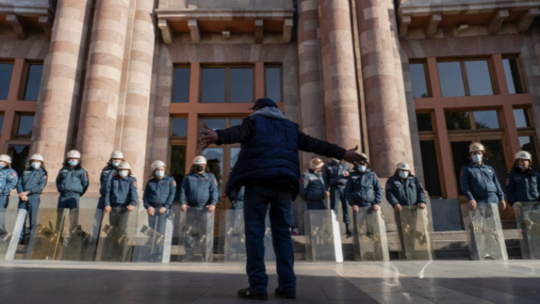 Protestuesit armenë mësyjnë dhe futen në ndërtesën e qeverisë